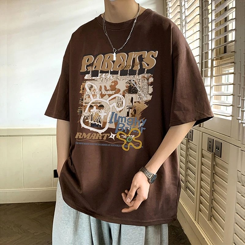 Hongkong-Stil für 5,97 $: Foreign Trades braunes Cartoon-T-Shirt – in der Hand und am Körper