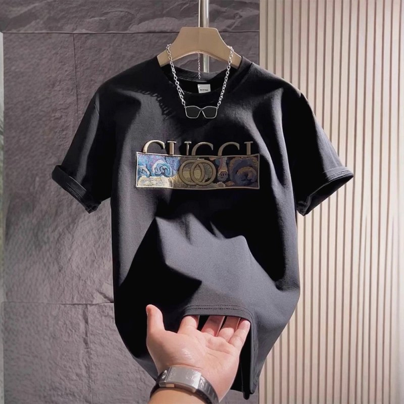 Gucci Schwarzes T-Shirt im lässigen Streetwear-Stil Test: Halsausschnitt-Rippe, Druckgröße und ein Vier-Stunden-Trageversuch