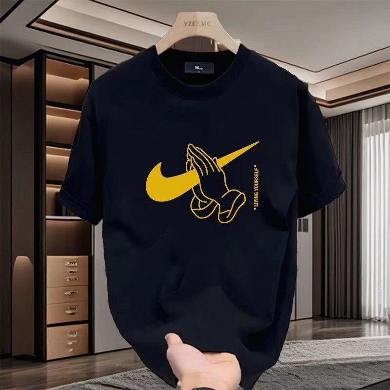 Nike Black Graphic T-Shirt Test: Ein Maßband und zwei Tragetests zur Größenlücke von 1–3 cm